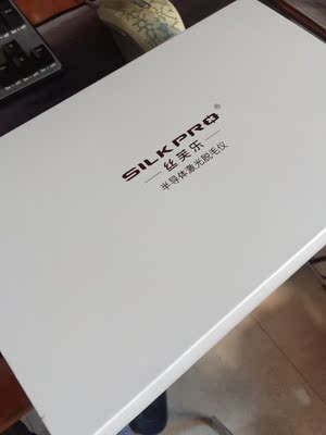 到手包装还是很精致的，附送一瓶凝胶和一瓶修复，打开后机器比较小巧，一手掌控，需插上电运行，不是电池的。脱毛窗口偏小，这个买前看评论就有心理准备了，只要有效果，麻烦也是值得的，脱毛时遇到黑粗的那就比较痛了，其它的就是热感，才用两次，期待效果吧！