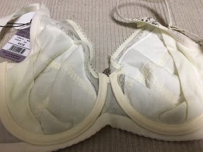 618期间和朋友凑了5件,获得了最高的满减,然后又是各种跨店凑津贴,价格算是买的最优惠了。这款奥特莱斯专柜卖240元,现在到手只花150多,很划算了! 而且店铺发货包装非常细心和专业,每件内衣都是单独的易拉口袋子封装,内衣在里面放的工工整整,收到让人感觉很贴心很值得。 618期间和朋友凑了5件,获得了最高的满减,然后又是各种跨店凑津贴,价格算是买的最优惠了。这款奥特莱斯专柜卖240元,现在到手只花150多,很划算了! 而且店铺发货包装非常细心和专业,每件内衣都是单独的易拉口袋子封装,内衣在里面放的工工整整,收到让人感觉很贴心很值得。