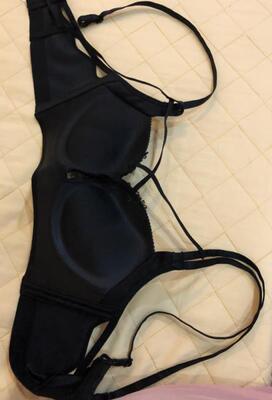 聚拢效果简直太棒了 还会回购。真的挺厚哈，不过穿着比较性感就留下了，码数很正，穿起来很舒服，很喜欢下次会再来买。。。。。。。。。。好喜欢，好性感的内衣，穿起来还有型很舒服！