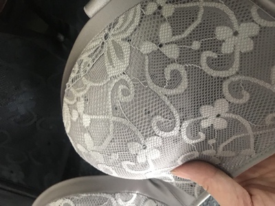 文胸收到了，保密发货做的很好，有盒子装的，有透气孔夏天穿不热，是上薄下厚的，里面还有带磁石增加胸部血液循环，还可以2种穿法，无肩带穿法这样设计不会掉，很好，很不错的设计。蕾丝很柔软性感，才几十快买到很便宜啊。