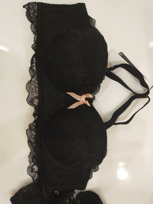 内衣我清洗了，没有掉色，也没有变形，也没有其它的味道 真的很好，关键是我去玩的时候都没有跑位的现象，穿起来感觉真的很棒，推荐给朋友。，做工这看起来真的超级精细，蕾丝很好看的，我很喜欢这种类型的，而且试穿的时候真的很不错，没有刚圈的束缚整个肩膀都放松了