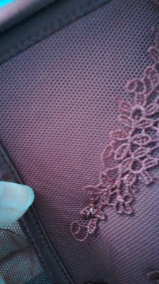 还行，色差不太大，挺喜欢的，不知道掉色吗，到时候追评吧，同事看见了也买了一个，上新品在来看看