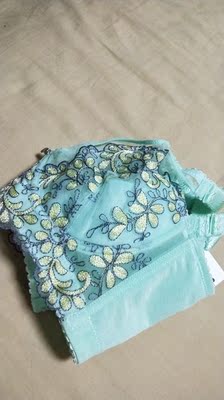 宝贝收到后试了一下,第一次在网上买到这么合身的内衣。满意。很好看。就是绿色这个颜色对我来说太亮了,没有图片上的淡淡的好看。只有等天冷点在穿了。 宝贝收到后试了一下,第一次在网上买到这么合身的内衣。满意。很好看。就是绿色这个颜色对我来说太亮了,没有图片上的淡淡的好看。只有等天冷点在穿了。