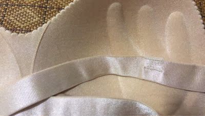 材质挺揉软的,应该是胸小MM的福利,实惠好用,而且还包邮,夏天可以穿很多露肩的衣服。但是如果胸比较大的话,效果不是很好,因为材质比较柔软,所以托不起来那么大的重量,穿衣服胸型不好看,特别是紧身的衣服,胸大的注意了! 材质挺揉软的,应该是胸小MM的福利,实惠好用,而且还包邮,夏天可以穿很多露肩的衣服。但是如果胸比较大的话,效果不是很好,因为材质比较柔软,所以托不起来那么大的重量,穿衣服胸型不好看,特别是紧身的衣服,胸大的注意了!