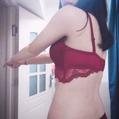 这个还是比较舒服的～蕾丝柔软一点也不扎。别看是两根肩带但是都是可卸的。还给赠了一副透明肩带。唯一的缺点是有一边胸前蕾丝会卷曲。