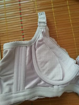 包装很好   还送了量尺寸的    穿的时候有点小毛病   问了客服   客服很耐心的解释    客服很好     总得来说很好啦