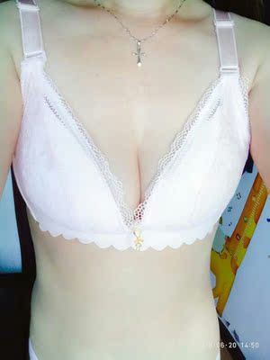 买了两件給妈妈，妈妈说穿上很舒服很透气，以前的太闷太绑，不想穿了，这件质量很好，准备再买两件給她。衣服收到了，那回在实体店买的，穿上挺好的，舒服，没钢圈，小罩杯，薄款的而且还很有型，还有那个小窟窿眼儿透气的，那次先想在实体店买的在网上收了终于收搜了，而且和那个一模一样，穿的好说以就又买了，那回在实体店试处理的，没有号了，没想到在网上还收到了，总而言之挺不错的。还送了备扣。