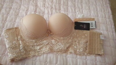 试穿了下 真的不会下滑 有提升效果 聚拢也是有的 但是D罩杯对大胸来说还是有点小 建议可以升级下 整体还说穿一字肩足够了 试穿了下 真的不会下滑 有提升效果 聚拢也是有的 但是D罩杯对大胸来说还是有点小 建议可以升级下 整体还说穿一字肩足够了