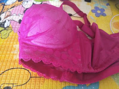 这个新款特别好看，颜色很靓丽，里料纯棉很舒服，超级喜欢，包装很贴心，客服人很好。