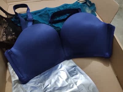 很适合小胸，聚拢效果很好，不会移位，穿起来很有型，价格也便宜！