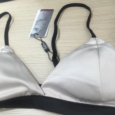 内衣好舒服哦，穿戴后上身没有什么束缚感，穿着这款内衣之后整天都感觉好轻松呀。胸部不会感觉有压力，以前买过类似的内衣穿了都好不舒服的，一开始不懂怎么选尺码，这款是问了你们家客服小姐姐之后我才选下的，收到后尺码罩杯大小都合适呀，价格在能接收的范围内， 蛮不错的一家，服务得好贴心，罩杯材质也好柔软触感真是相当的好呀，不错，心情棒棒的！