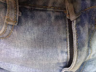 拉链处不直,不好看 拉链处不直,不好看