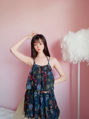 质量很好 摸着手感不错 料子贴身很舒服 上身里有胸垫很好 细节处理的不错的 显胸大哈哈  也有松紧不会勒 分体泳衣很方便  三件套 性价比也高 一百分～