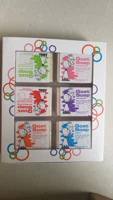 粉色和绿色闻起来除了香味有股其他不好闻的味道，但是用起来没有怪味，泡沫挺多挺好用的