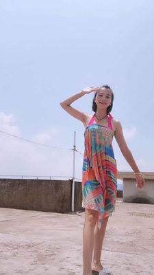 好好看的，泳衣，刚好赶到，我要去水上乐园。泳衣穿上很冰凉的感觉，面料丝滑丝滑的。，摸起来很有手感料子很舒服。值得推荐的一款宝贝。