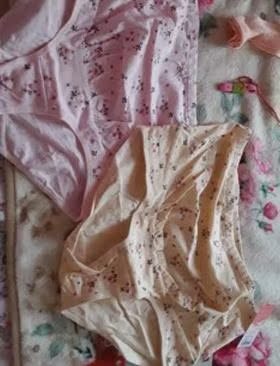 内内收到了，很满意 ，摸起来跟柔软，穿着舒服，性价比高，摸在手里的感觉 非常好，做工非常仔细，没 有多余的线头, 特别喜欢，清洗了之后来评价的，一点不褪色，也没有浮毛。很舒适，很软，弹力很好，不会勒。很贴身，又不紧绷，每一件颜色很好看，以后还会光顾！质量非常好，纯棉的，穿着很舒服，洗过了 不掉色不浮毛，很好选择很清爽的颜色，材质是纯棉的，洗了不会掉色也不会缩水哦，穿着舒服自在，一点也不勒肚子，吸汗透气性很好，设计剪裁很合理，没有多余的线头的情况，穿上很贴肤，不紧绷，总的来说特别棒！