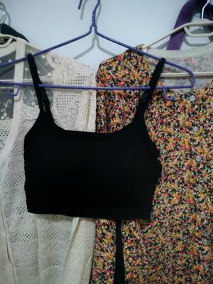 手感很好，弹力很好，尺码很标准。穿脱非常的方便，一点压力都没有，穿着无论是上班还是瑜伽运动之类的都可以，不跑杯，弹性非常的好，颜色也跟图片没有区别，我穿了一下超舒服像没穿 凉凉的很贴肤  穿着透气没有束缚感特别舒服，穿身上非常贴身很舒服也不嘞 很舒适不勒胸，商家发货及时快捷，聚拢效果很好，内衣质量也不错。包裹能力很强