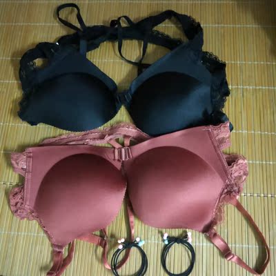 这次物流很快两天就收到了，内衣是无痕的，背后带蕾丝的好看，穿着只是大了一点还行吧！