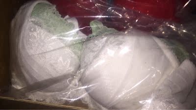 挺好的，跟旗舰店是一样的货，而且还比旗舰店要便宜，大概也是因为他这个店铺专门卖的就是断码的。所以相对来说比码全的内衣肯定要稍微便宜一点。叠加折扣上去的话，超级实惠的几十块钱一件。，料子又好尺码也很合适，已经买过很多次了，就觉得一年四季的话，都可以穿这个夏季穿，这个也不会觉得热，它里面有垫片的，如果你觉得不合适。你可以吧里面的垫片拿掉的。反正我是很喜欢这个牌子的，然后我也没有仔细看，我感觉颜色都对了，应该就是对的，没有去对比型号吧，不然内衣拿出来，放回去挺麻烦的。