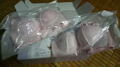 超级超级粉嫩的颜色，收到之后心情都要变好了。物流也好快，昨天发的货今天早上就到了。摸起来手感很好，软软的，绵绵的。粉色加上蕾丝简直少女心无敌啦。不过有点厚，想想广东的天气，我大概要等到十一月才有机会穿上它吧。