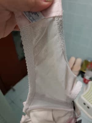 6.18应为活动优惠买了三个文胸,结果收到一个是明显穿过旧的,要求退货后不能扣除我优惠部分的钱并邮费商家承担。客服说退了重拍,但我选的款式没有要的号了。协商下来说只有再买才会退回优惠的钱,快递也要我先支付,稍后退还给我,然而并没有。作为品牌的旗舰商城这样做觉得太不合理,毕竟不是我的原因要求退货的,而是你们居然拿人家穿过的内衣再次销售而导致退货的,以后再也不会购买这店的商品了。 6.18应为活动优惠买了三个文胸,结果收到一个是明显穿过旧的,要求退货后不能扣除我优惠部分的钱并邮费商家承担。客服说退了重拍,但我选的款式没有要的号了。协商下来说只有再买才会退回优惠的钱,快递也要我先支付,稍后退还给我,然而并没有。作为品牌的旗舰商城这样做觉得太不合理,毕竟不是我的原因要求退货的,而是你们居然拿人家穿过的内衣再次销售而导致退货的,以后再也不会购买这店的商品了。