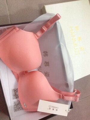 宝贝已收到，面料很好，款式挺好的，跟描述的一样，很满意的一次购物。物流服务满分