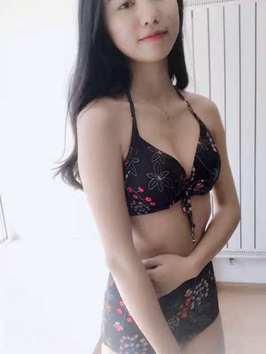 泳衣收到马上试穿了，很满意很喜欢，上衣聚拢现货一级棒，花纹很时尚，颜色显白，两种穿法适合不同场合，总体很满意，下次有需要还来