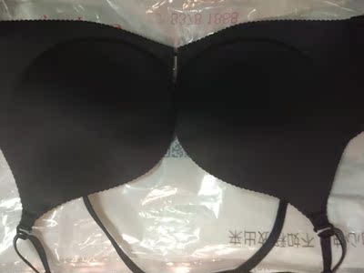 料子很舒服，摸上去滑滑的，穿上码数也刚好合适。做活动买的很划算，一直想买美背款式，可惜好多都没有大杯罩的，终于找到了