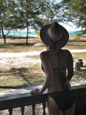 泳衣很美，超性感，可能会偏大一点，但是可以改，介意的话可以拍小一点，客服也很耐心很专业，性价比很高的，身材火辣的美女们不要错过~