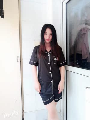 物流好快啊，两天就到了，睡衣料子摸着柔软滑滑的，穿着很舒服夏天应该蛮凉快的，做工是真喜欢，很细致，几乎看不见线头，压线整齐，喜欢。