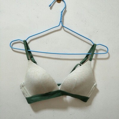 从小红书来的 第一次在网上买内衣内裤 也是第一次买六只兔子的 看了很久直播 表白主播 很有耐心 买了四套 都是薄的 很舒服 特地洗了穿了两套才来评价 就是客服有点烦 又打电话 发信息 又旺旺消息 一直催我好评 小烦  但送的玫红点的内衣收纳盒 讲真 有点low 随便换个颜色看上去都比这个上档次一点 小小的建议 希望店家看到能够考虑一下 但宝贝是不错的 总之对得起这个价格 会回购 希望下次送的收纳盒好看一点 谢谢