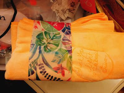 本来以为大了  发现后边是可调的  非常合适  显得胸超级大  好看好看  包装都很好  还赠送了毛巾和防水袋