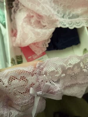 质量一般 有一个内裤是烂的 质量一般 有一个内裤是烂的