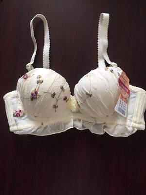 上面的小碎花很可爱，超出了我预期的想法，质量很好，穿着也很舒服