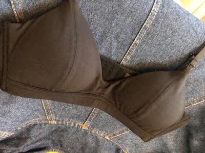 真的太舒服了，这一款还有些轻微聚拢，穿着也性感，比那个三角杯的更喜欢一些。上身图就不拍了，给各位姐妹们拍了几张实物图以供参考。零束缚轻微聚拢，做工也不错，强烈推荐