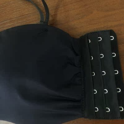 第一次选这款内衣，现在收到内衣感觉还是蛮不错的，这款的面料还是蛮轻柔的，内衣立体效果和塑型效果灰常好，承托胸部使胸部聚拢挺拔哈哈哈，好赞哦，无肩带穿戴也不会掉，夏天选这款真的是被我选对了呀，穿着灰常舒服，清洗的时候不会掉色，罩杯也不会变型，真的比普通款式的内衣好穿多了，穿这件我男票看了之后都不停的夸我的呢，说被我迷得不要不要的了哈哈，现在一件内衣根本不够我穿哦，今天我要多拍两件放家里嘻嘻，爱你们哦！