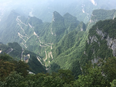 我希望有个如你一般的人，如这山间清晨一般明亮清爽的人，如奔赴古城道路上阳光般的人，温暖而不炙热，覆盖我所有肌肤。由起点到夜晚，由山野到书房，一切问题的答案都很简单。我希望有个如你一般的人，贯彻未来，数遍生命的号码牌。