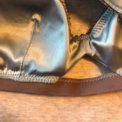 穿上后臀型和胸型都显得很好～很薄、胸大的适合、胸小的也可以穿、因为这款设计挺痘胸的，就是下面配的灰边一看就不是什么好材质。可能款型太美了、总想质量再好些。