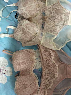 买了两套，同样的码数这套感觉稍微小一点点，颜值很高，只是这套稍微勒一点，其他还好