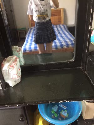 裙子质量还行，线头较多，码子合适哦！裙子比较短，自带的安全裤很舒服，穿着还行哦！第一次穿这么短的小裙子，还可以