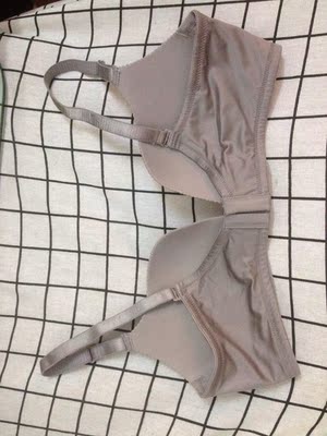 内衣很舒服哦，质量很好，完全没有束缚感，而且很聚拢，终于买到合适又喜欢的内衣了，好开心啊啊啊啊