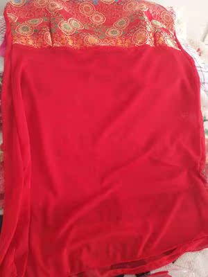 睡衣很漂亮，做工也很好！沙很柔软穿在身上很舒服，老公说很漂亮我很开心！卖家服务很好物流也快！和图片一样！