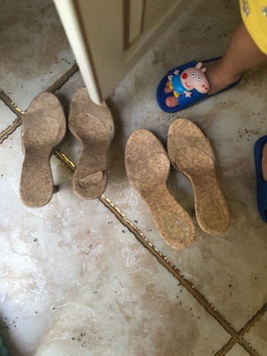 这款鞋我每年必买两双，而且两年都只选这家店买。别家三年前买过一双，塑料割脚。自从去年淘到了这家店真的是便宜又好穿，新鞋穿着随便逛街。不磨脚也不累脚上脚全透明的特别性感，搭配什么群子都好看！这双收到了，之前那双可以扔了。