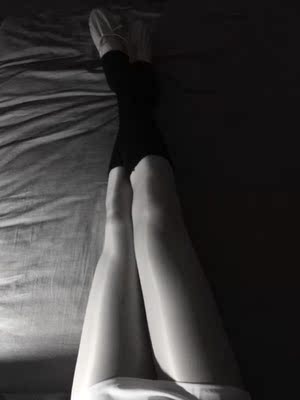 宝贝面料很细腻，很性感，十分喜欢，值得购买。快递给力，领券多买几双，非常优惠，五星，好评。