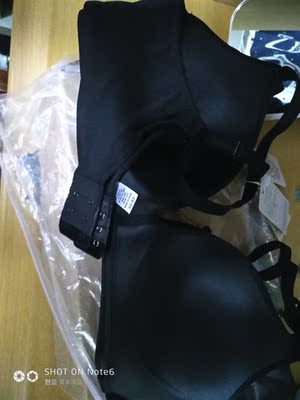 挺薄的,好像码数偏大,但穿起来感觉还不错吧 挺薄的,好像码数偏大,但穿起来感觉还不错吧