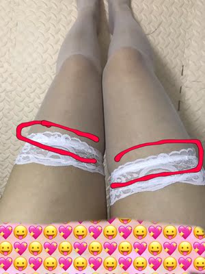 我看到是广州的 我才买 结果 是从河南发来的 无语 然后袜子那个标注的左边位置 勒的好痛 真的痛的异常 我都想骂人那种 额 其实看起来右边还紧一点 但是左边却紧的疼 我承认我腿粗 因为我161/108 但是右边勒的狠一点 右边不疼左边疼 我表示好烦躁 这个质量的话 不多说 因为这些小性感 用料少 就都是这样 反正都正常可以接受 有线头 我对象很喜欢那个脖子的绳子 笑死 老子也是第一次穿 脸红的不行 真是尴尬😅