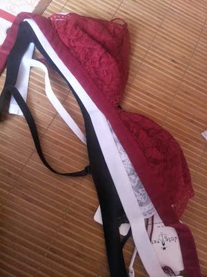 收到黑色，又买了白色和红色，真心好穿，夏天不用为穿厚胸罩发愁了，以后就来你家买，物美价廉。