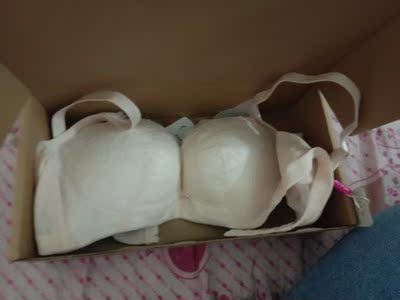 钟意这款内衣好久啦，看到搞活动毫不犹豫剁手，果然没让我失望，很聚拢，小胸妹子的福利，喜欢～满心欢喜给老公看竟然说我是挤出来的沟，mmp.你给我挤出一个看看哇～