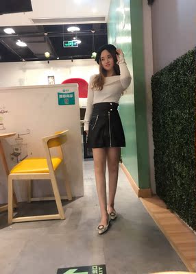 裙子收到，没让我失望。皮是软的那种。穿着很舒服，不觉得难受，闻着也没有味道，今天还去了闺蜜的街舞店里，闺蜜说这样穿身材好有料[偷笑]PP很翘[呲牙]