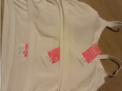 摸起来很柔软。前面双层加薄棉，穿起来不透乳，非常好。值得购买！